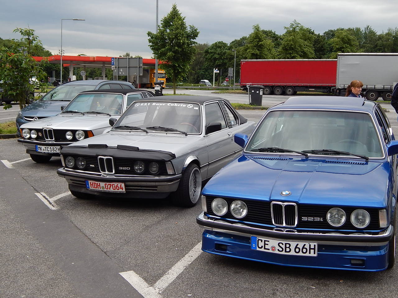 Treffen auf dem Autobahn Parkplatz