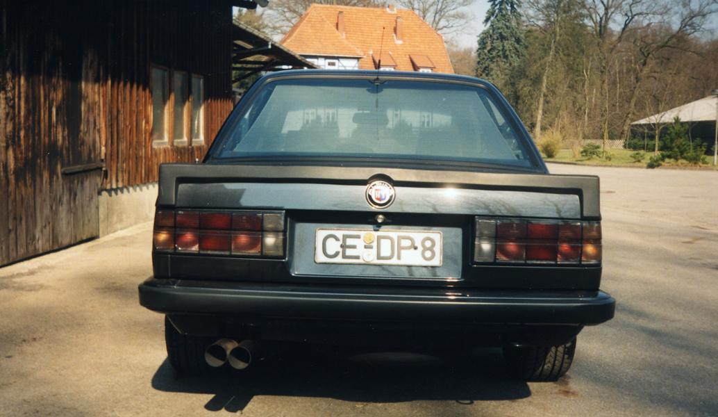 Heck mit schwarzen Rückleuchten