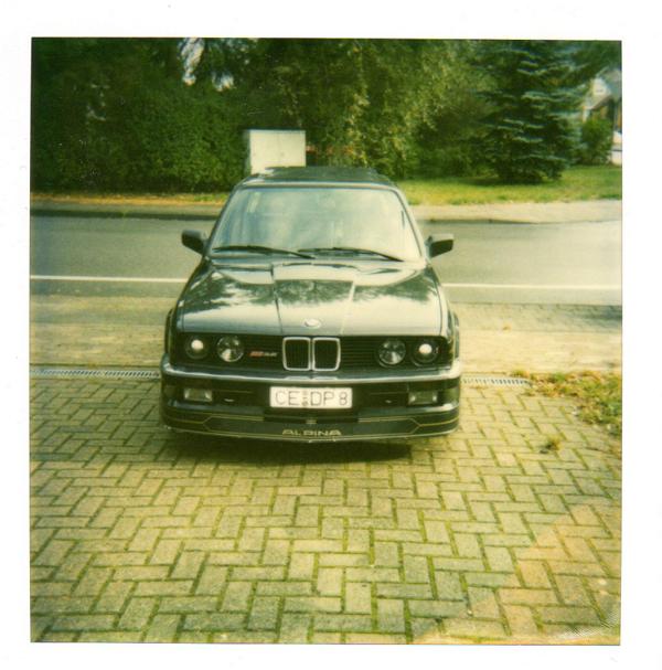 Front mit schwarzen Scheinwerfern