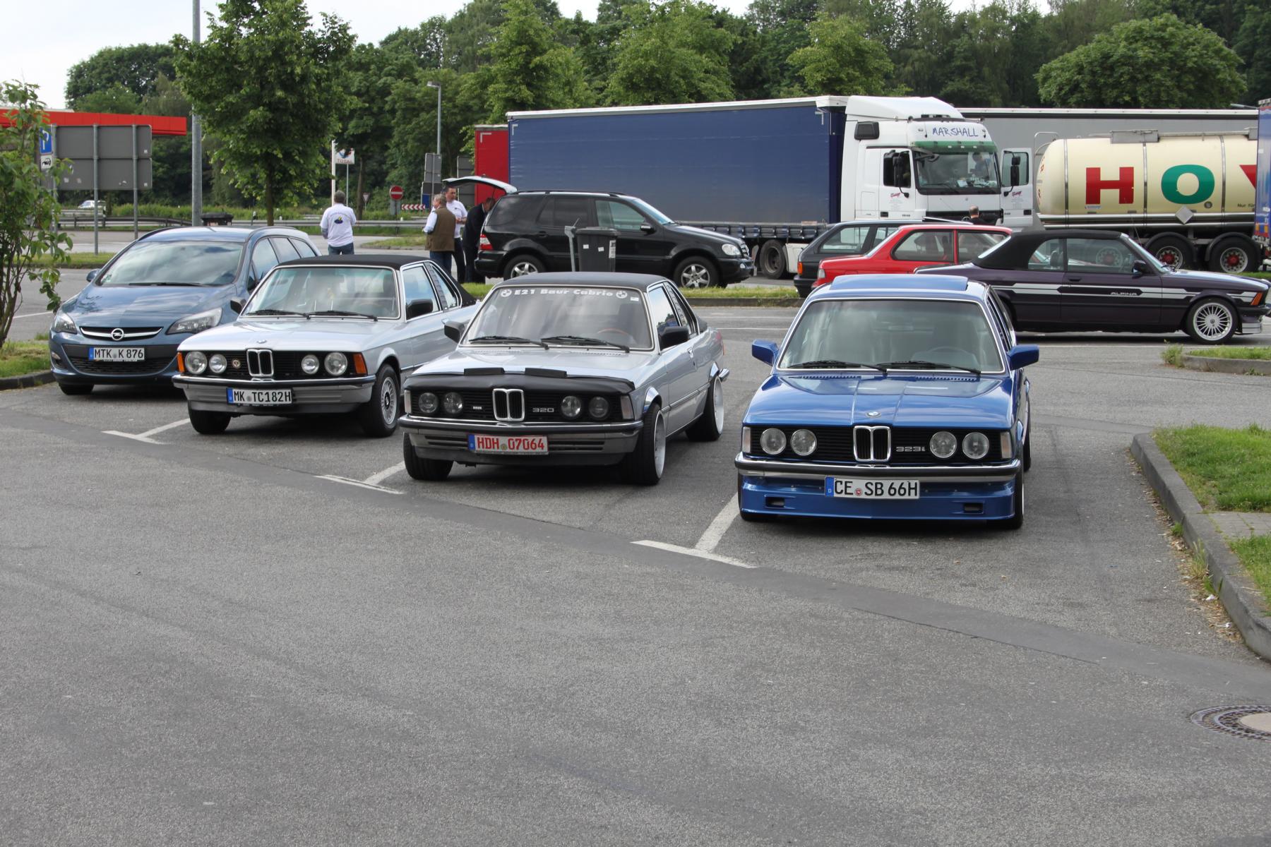 Treffen auf dem Autobahn Parkplatz