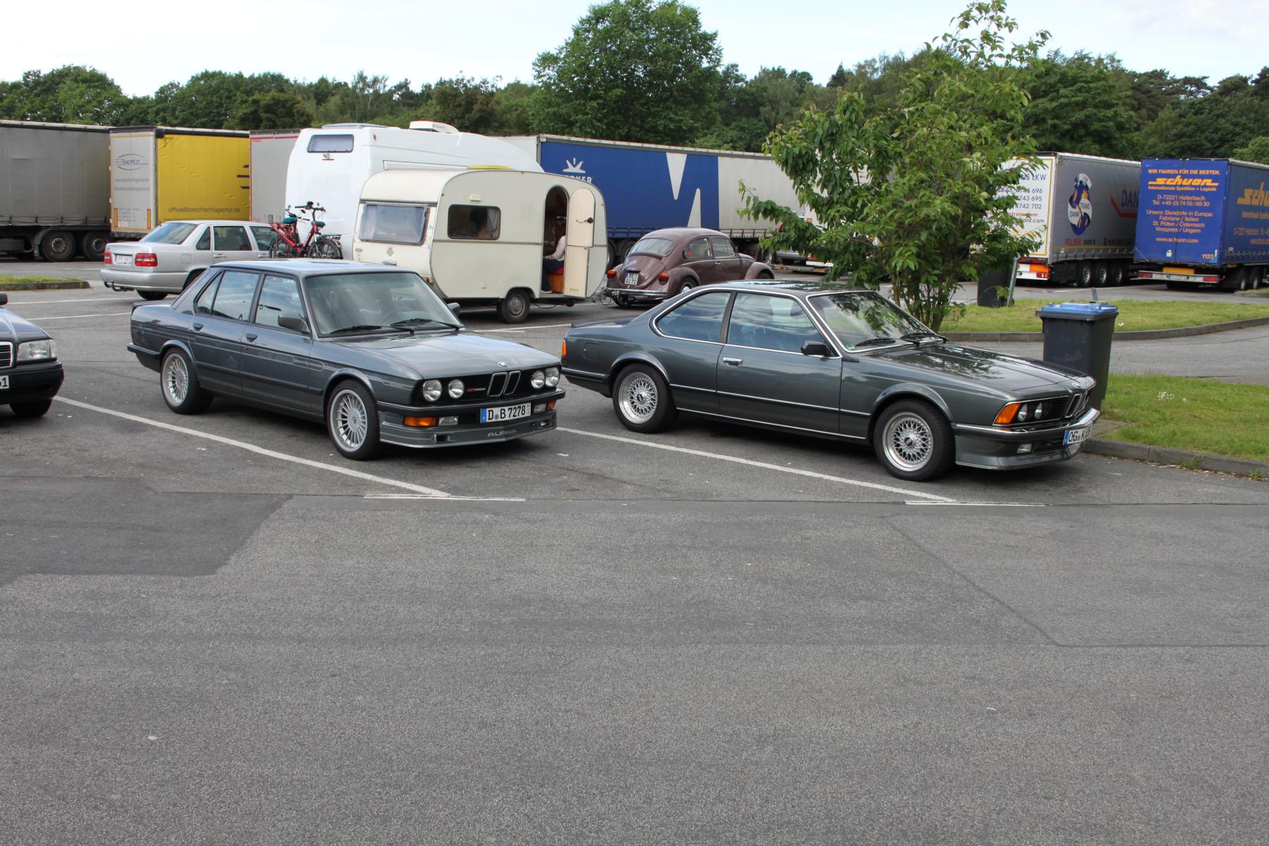 Treffen auf dem Autobahn Parkplatz