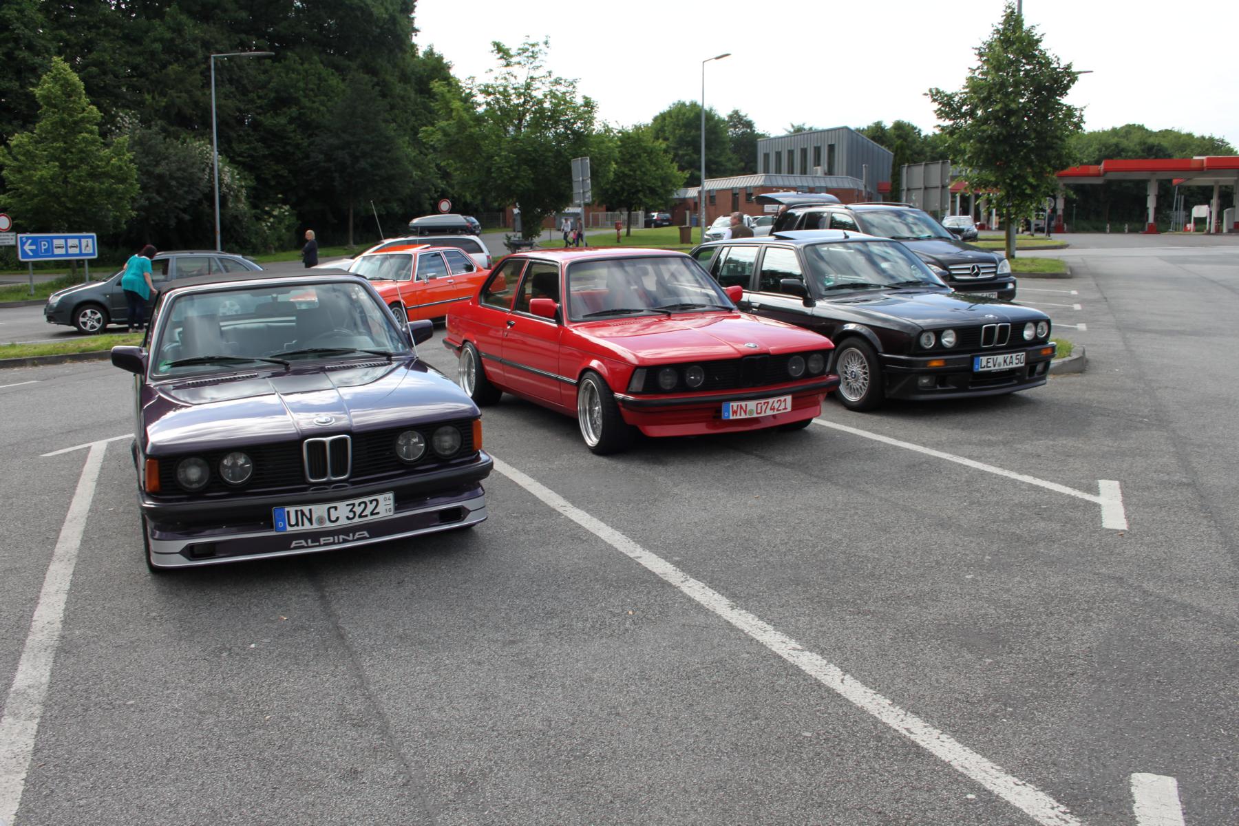 Treffen auf dem Autobahn Parkplatz