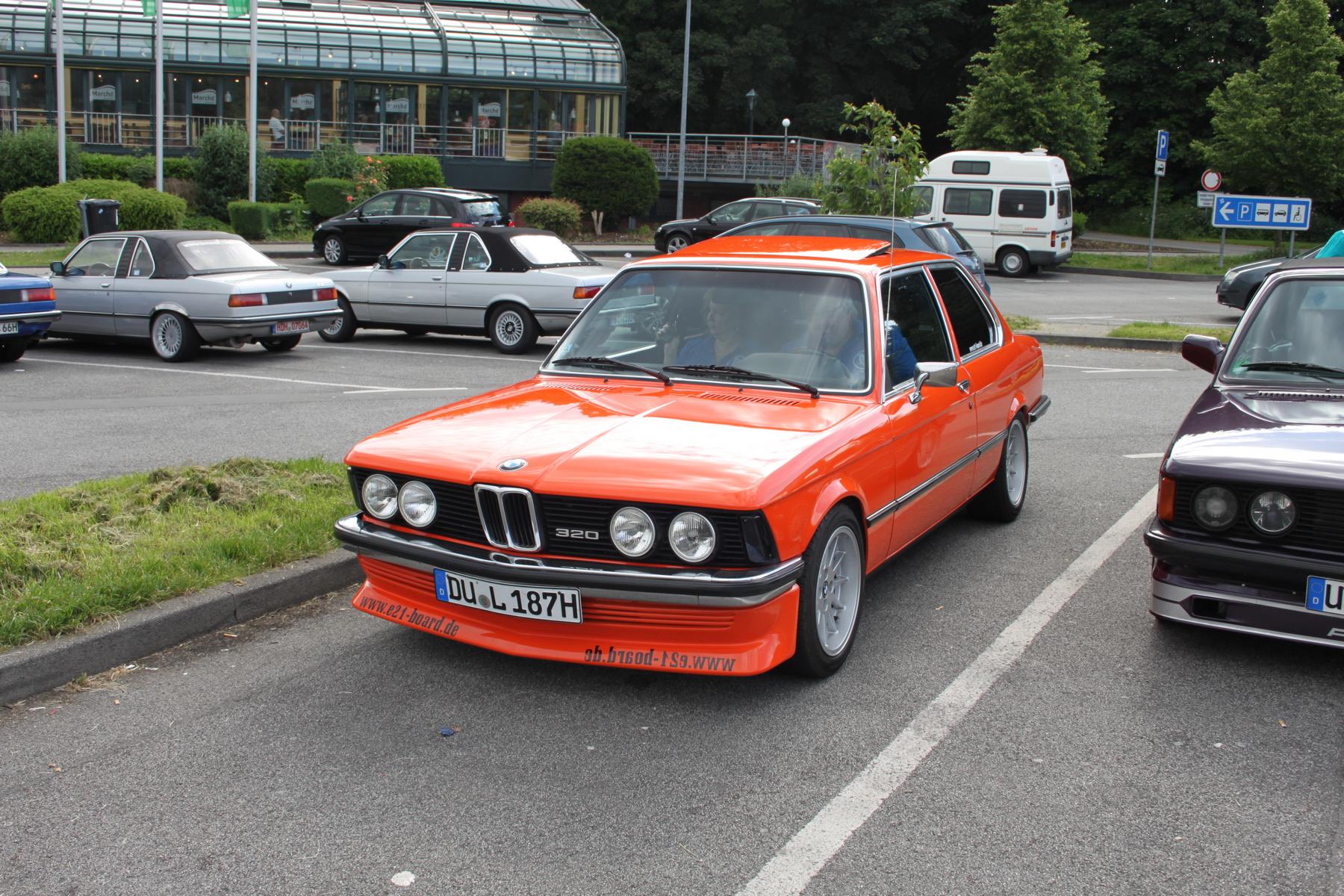 Treffen auf dem Autobahn Parkplatz