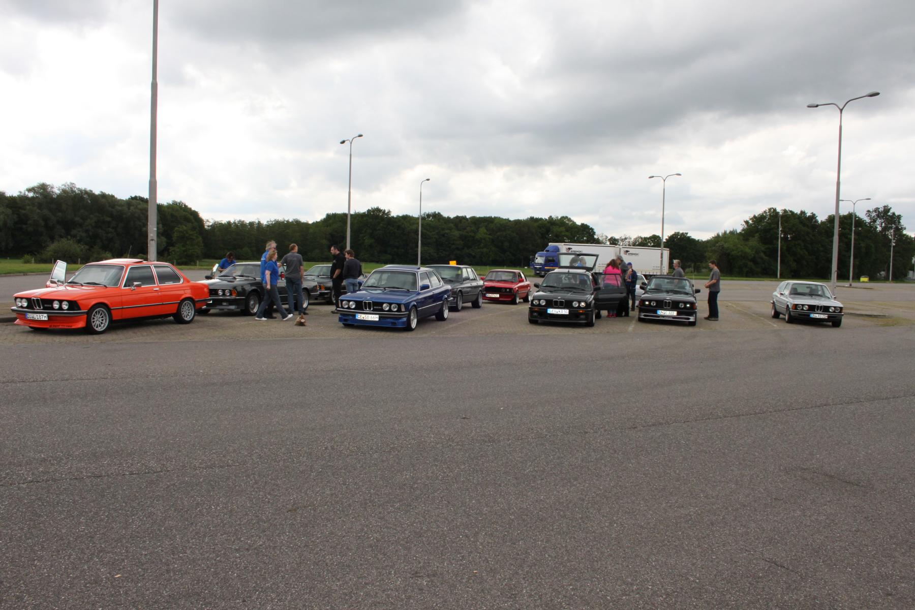 Treffen auf dem Autobahn Parkplatz