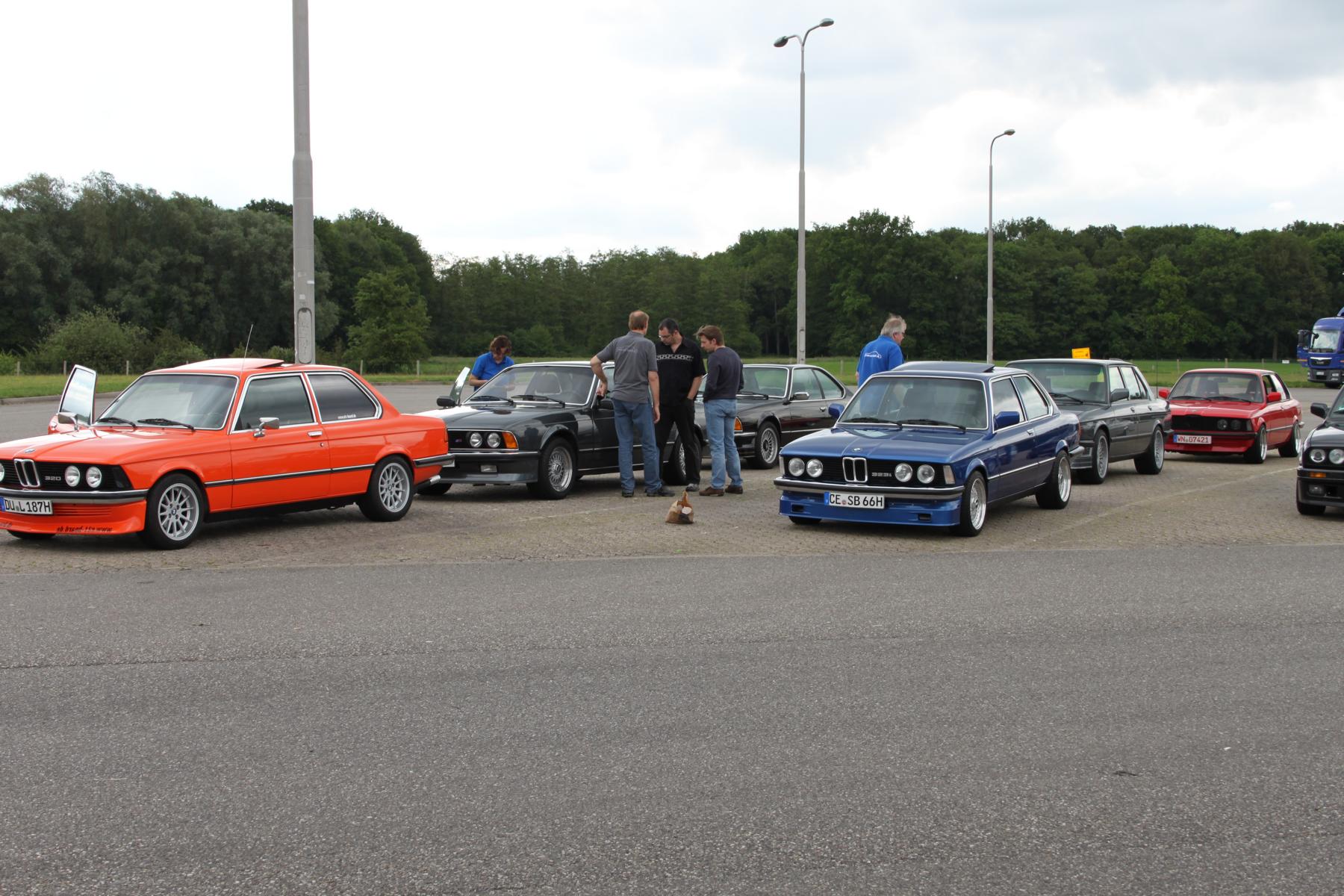 Treffen auf dem Autobahn Parkplatz