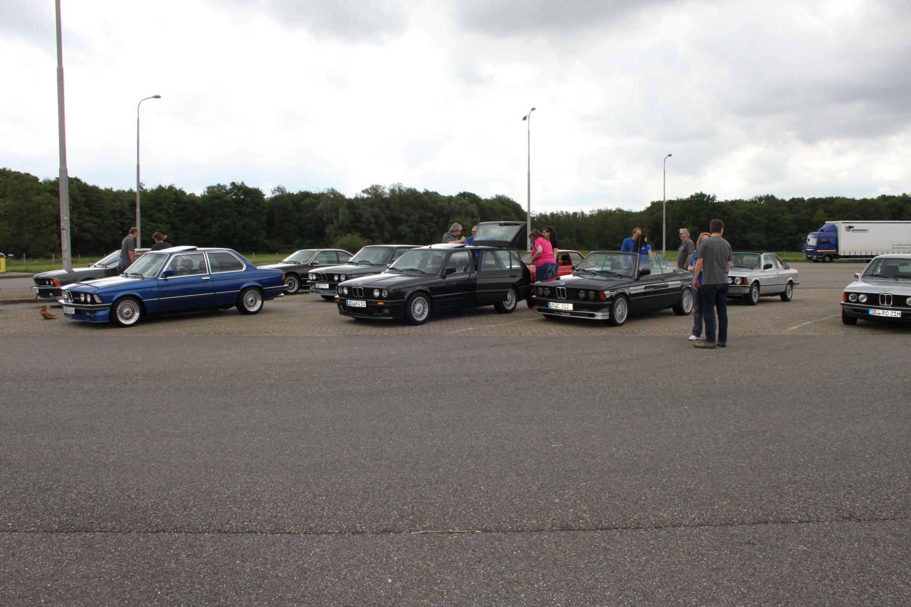 Treffen auf dem Autobahn Parkplatz