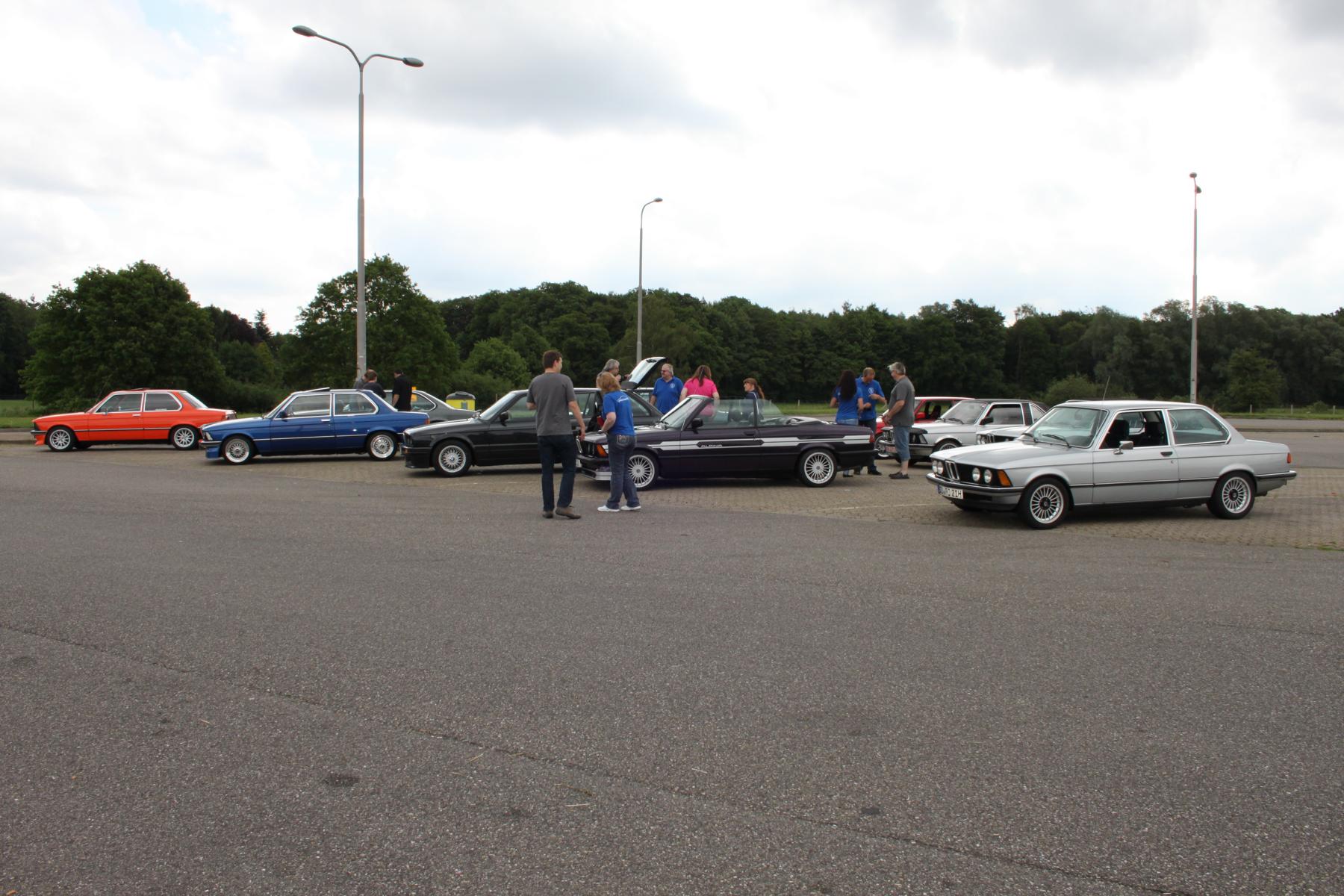 Treffen auf dem Autobahn Parkplatz