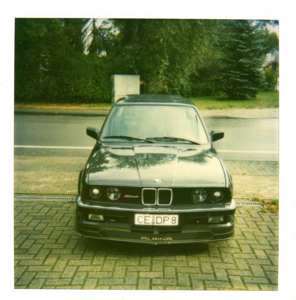 Front mit schwarzen Scheinwerfern